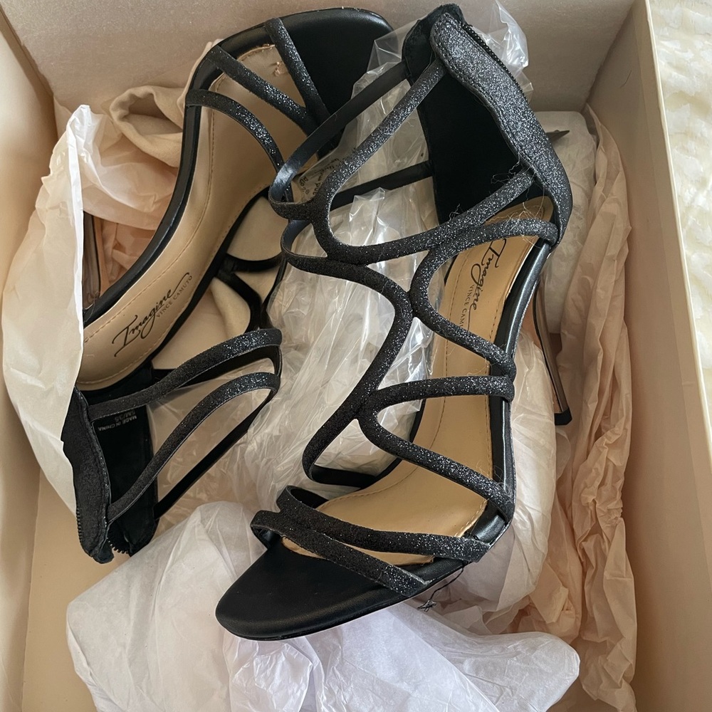 Vince Camuto black pump / size 5. Never worn